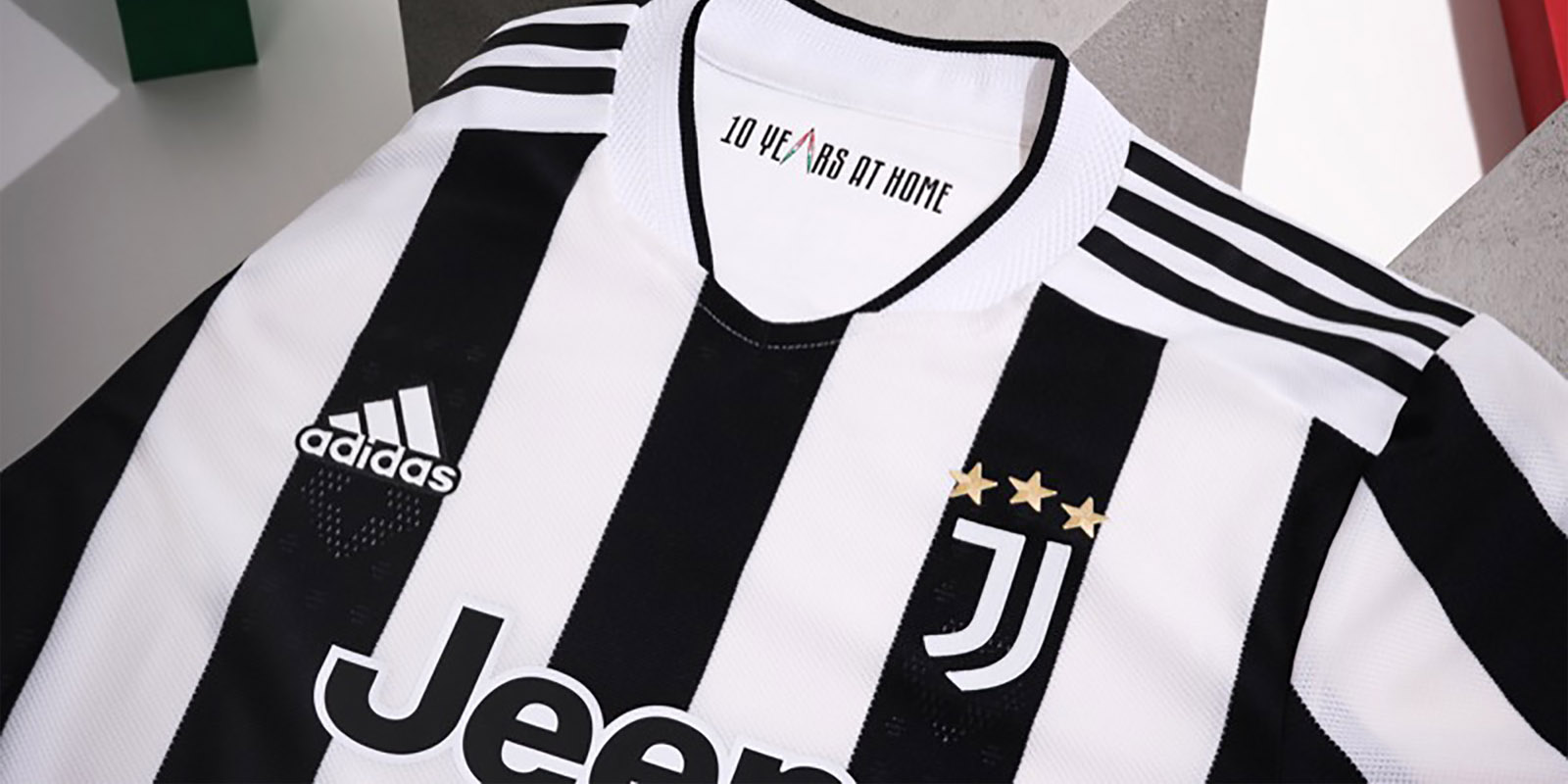 Close-up 10 ans à la maison adidas Juventus de Turin home jersey 2021/22